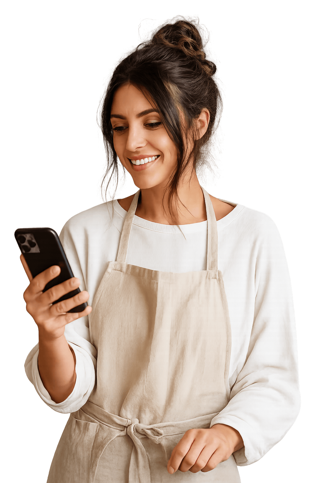 Léa, céramiste, regarde sa boutique sur son téléphone